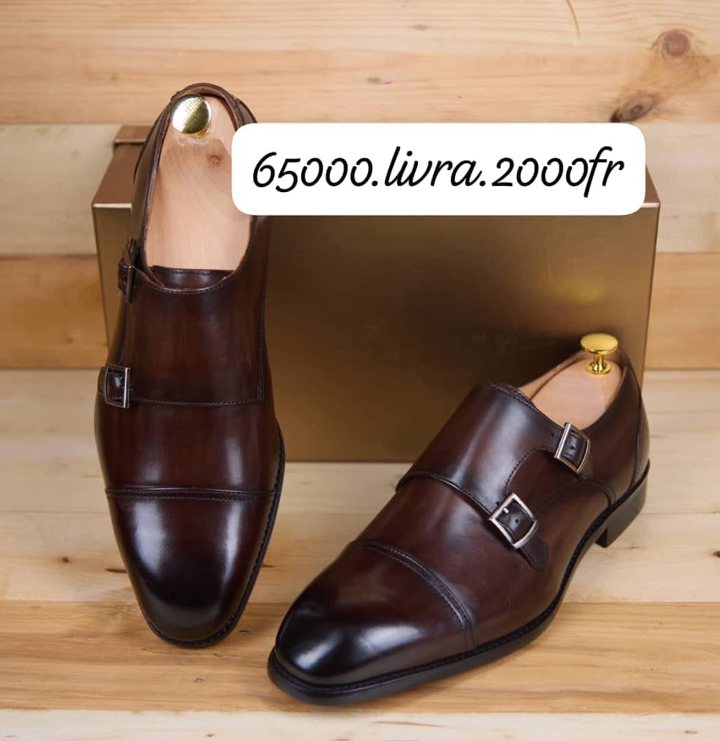Soulier deux boucles matière en cuir semelle gomme
