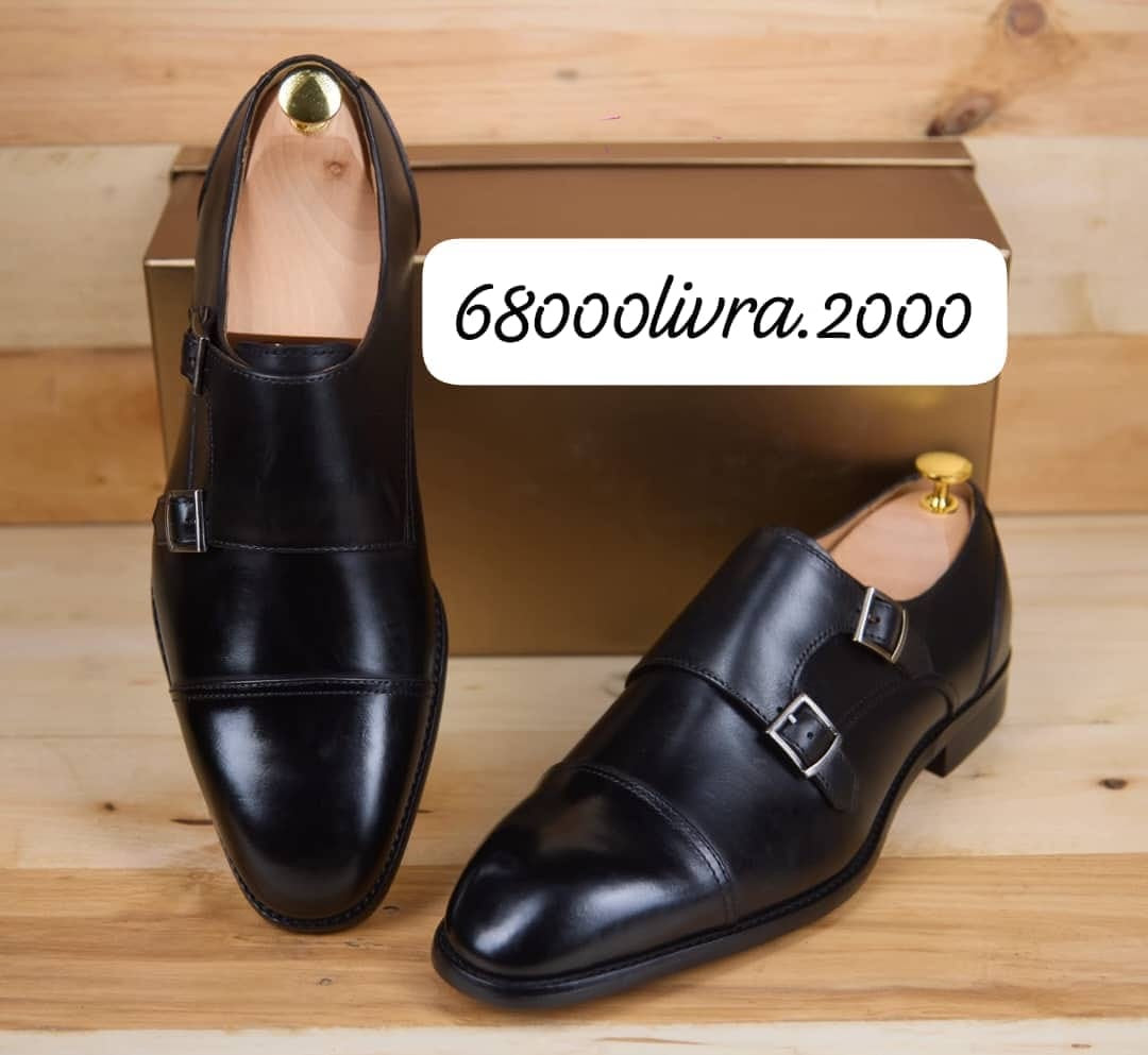 Soulier deux boucles matière en cuir