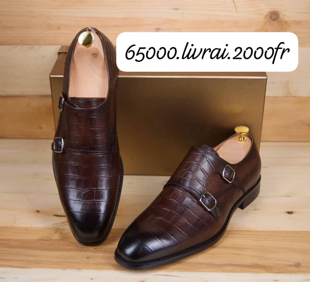 Soulier deux boucles matière en cuir
