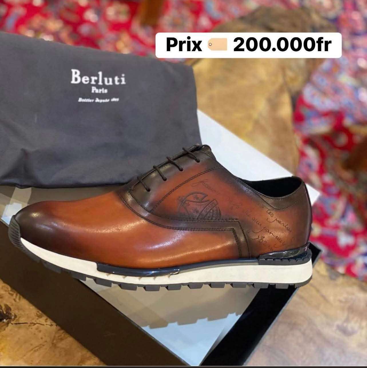 BERLUT PARISIENNE MATIÈRE CUIR SAMELLE GOMME